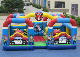 Diseño de estación de policía al aire libre ciudad divertida inflable impermeable para parque de atracciones área de salto doble salto inflable